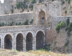 Muur en brug bij kasteel