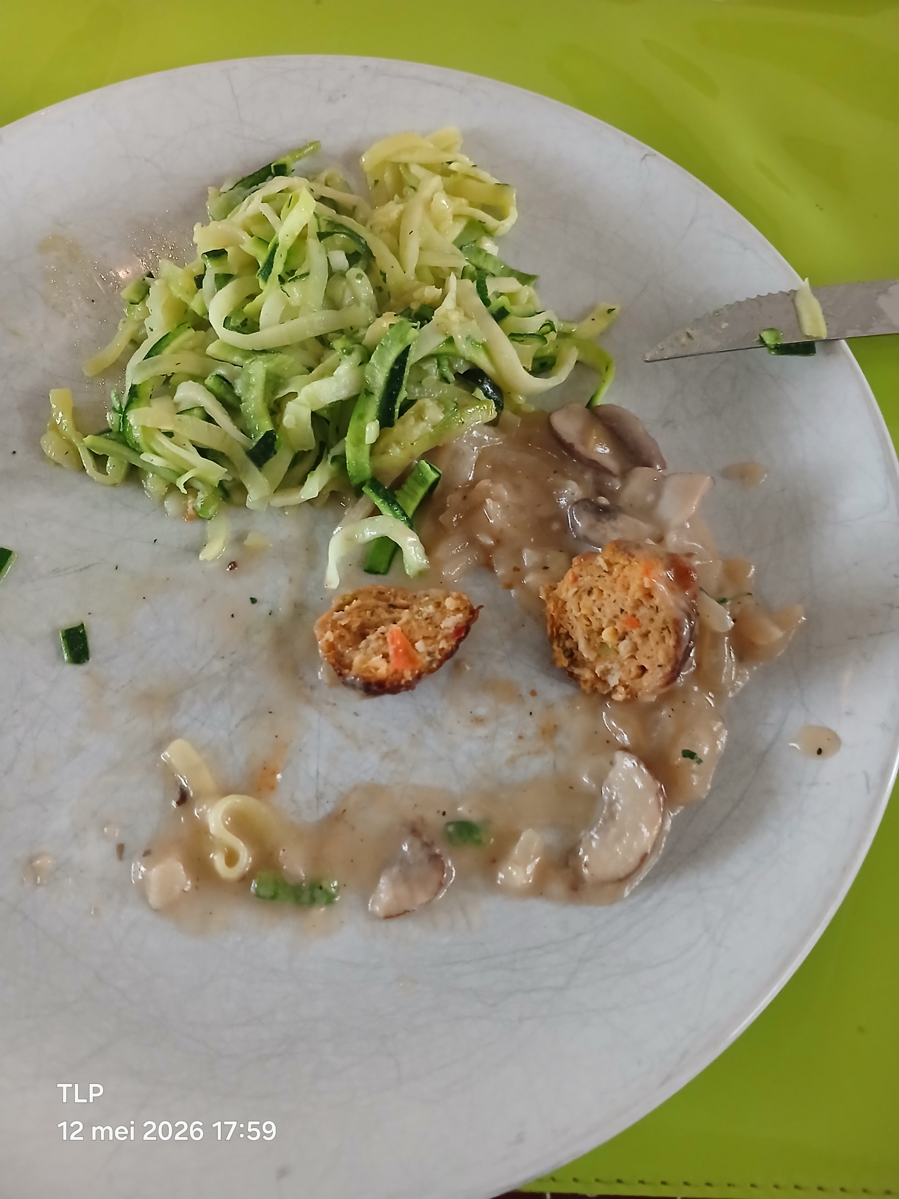 courgettini met groenteballetjes en champignonsaus