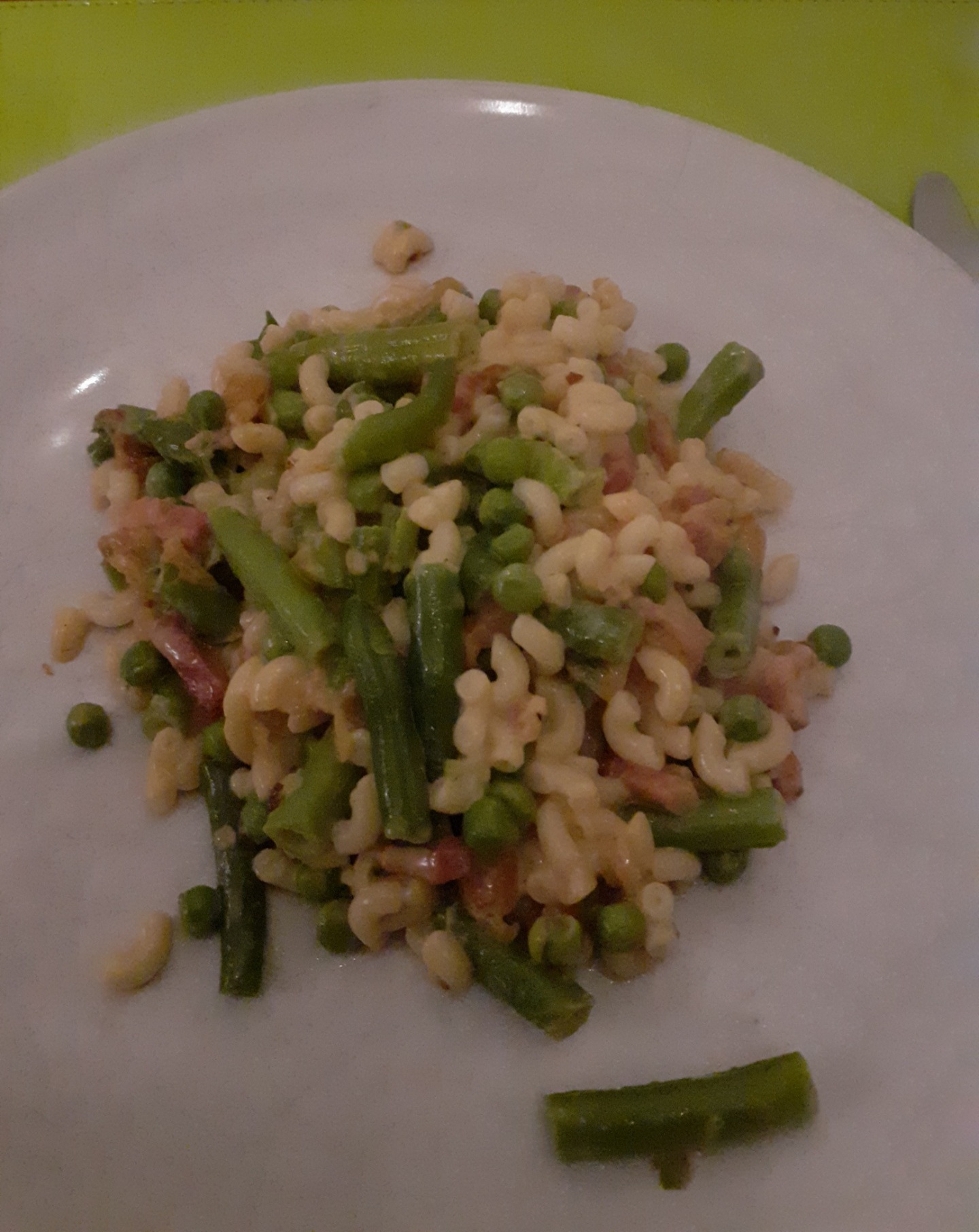 Pasta met romige saus en spekjes