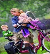 Moeder met kids op fiets