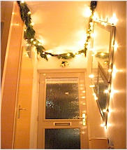 Kerstdecoratie in de hal middels een verlichte guirlande