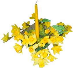 Paasdecoratie voor op tafel - bloemstuk met smalle kaars